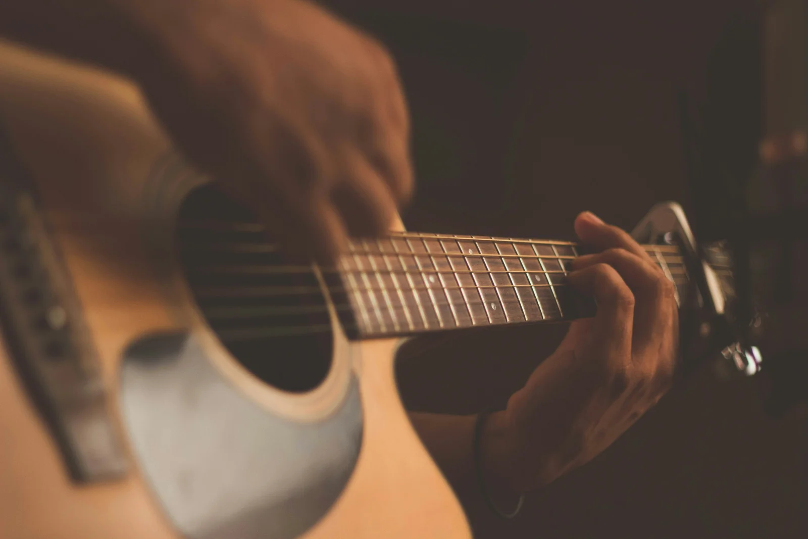 Detail van een akoestische gitaar