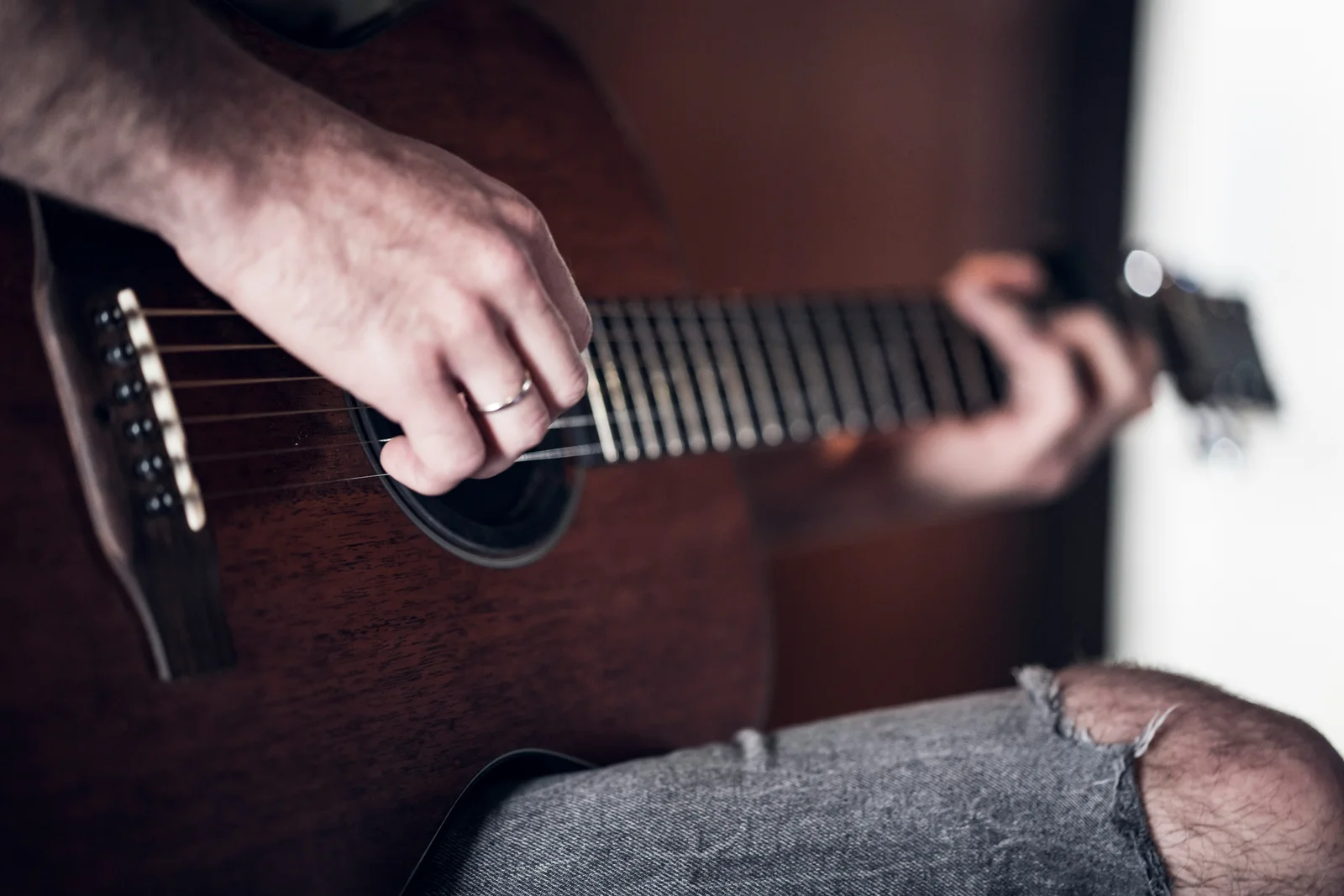 Iemand speelt akoestische gitaar