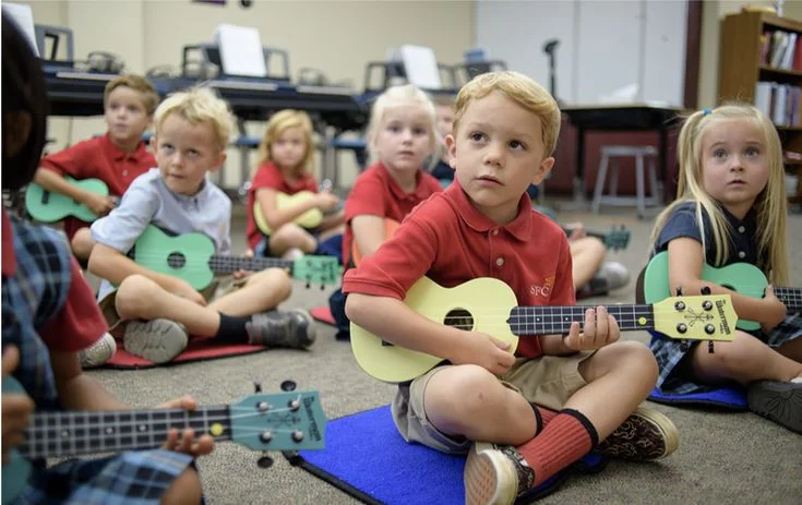Kinderen spelen samen op de ukelele