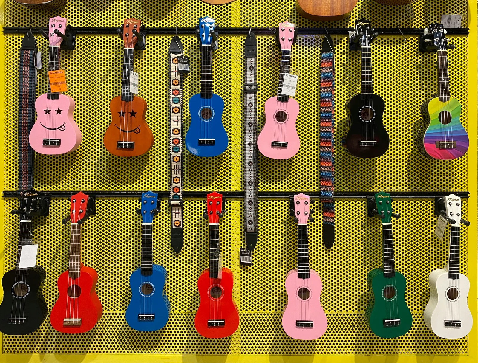 Een verzameling kleurrijk versierde ukeleles